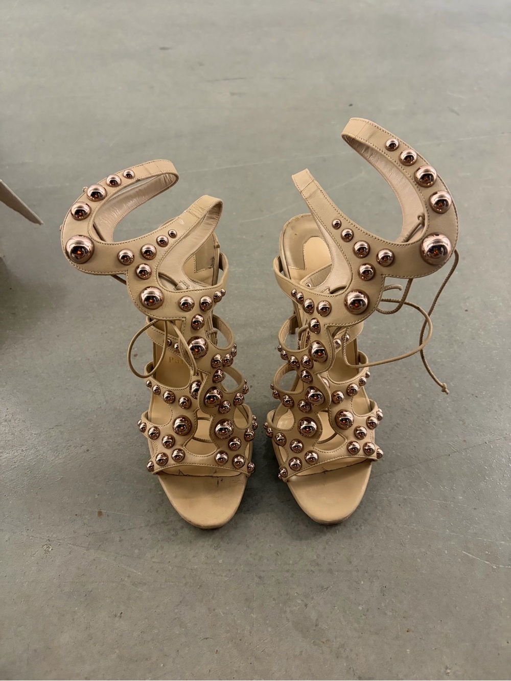 CHRISTIAN LOUBOUTIN NUDE STUDDED GLADIATOR RED SOLE SANDALS SIZE 39